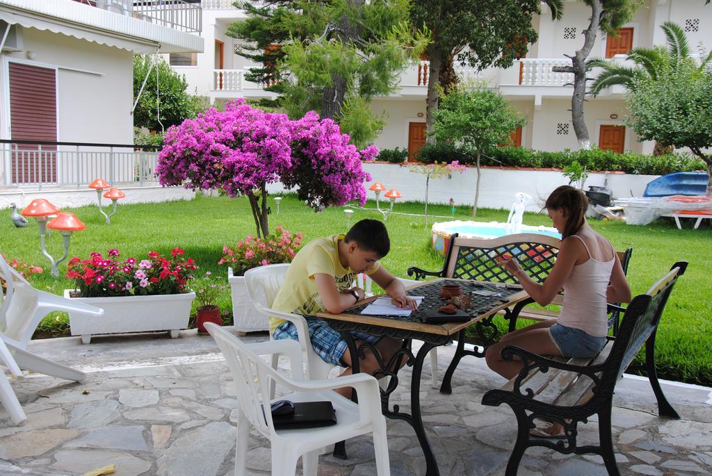 Akrogiali Beach Rooms Amarynthos Exterior foto