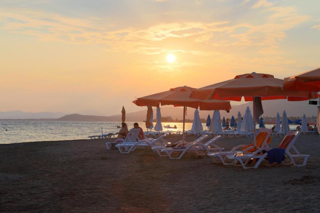 Akrogiali Beach Rooms Amarynthos Exterior foto