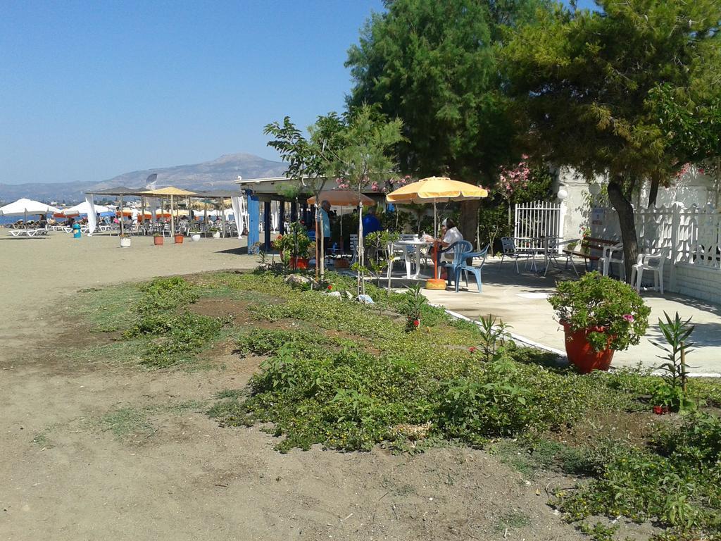 Akrogiali Beach Rooms Amarynthos Exterior foto